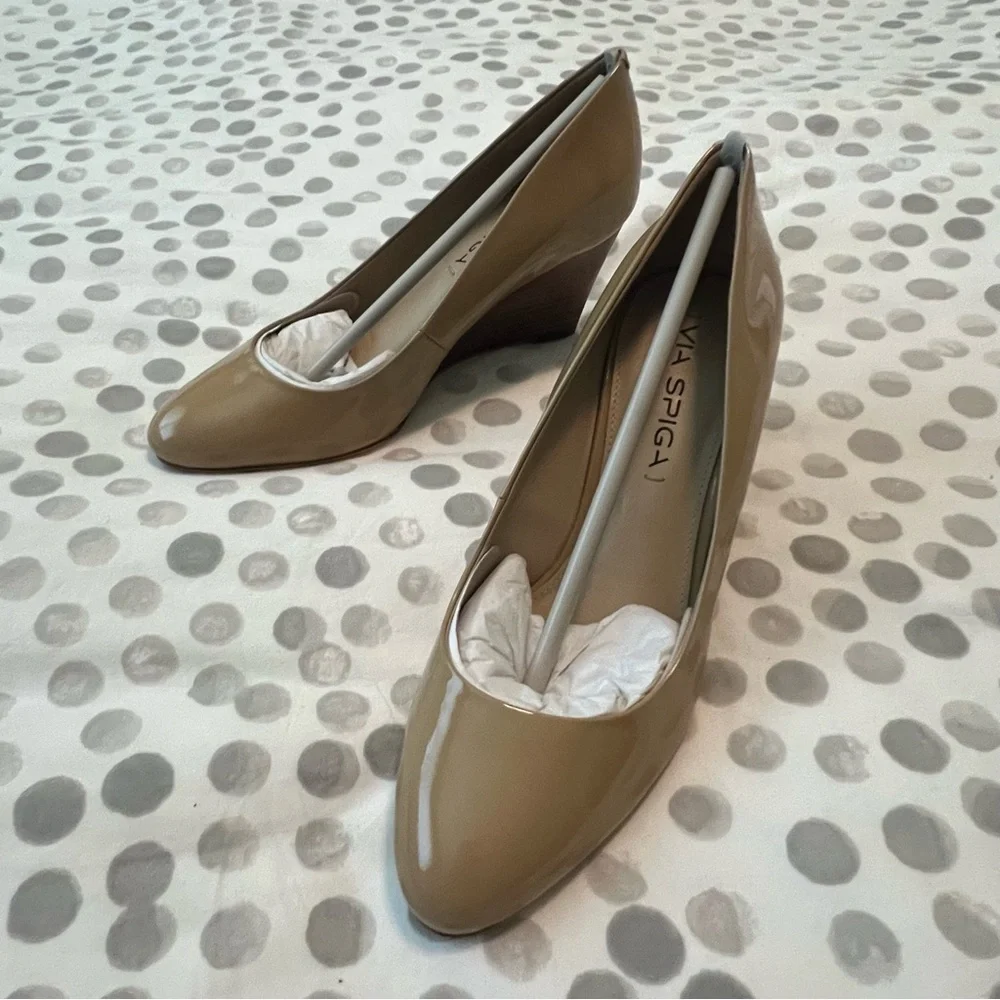 NWT Via Spiga Pamina Nude/Tan Patent Leather Heeled Shoes Size 6
